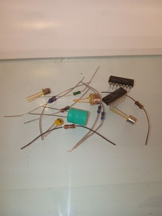 Zestaw układów scalonych.