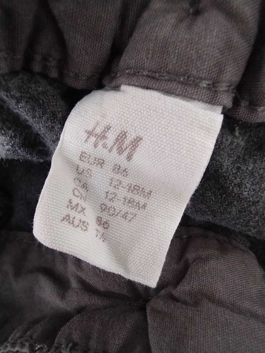 Grafitowe eleganckie spodnie dla chłopca (H&M)