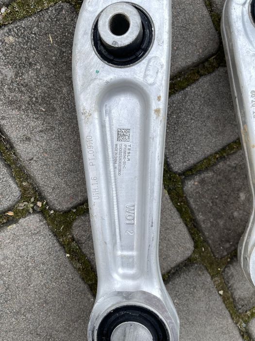 Ричаг передній нижній поперечний Tesla Model Y