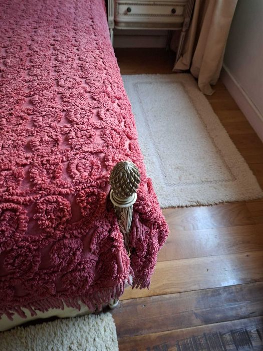 Cama de casal estilo Luís XVI com cabeceira em palhinha