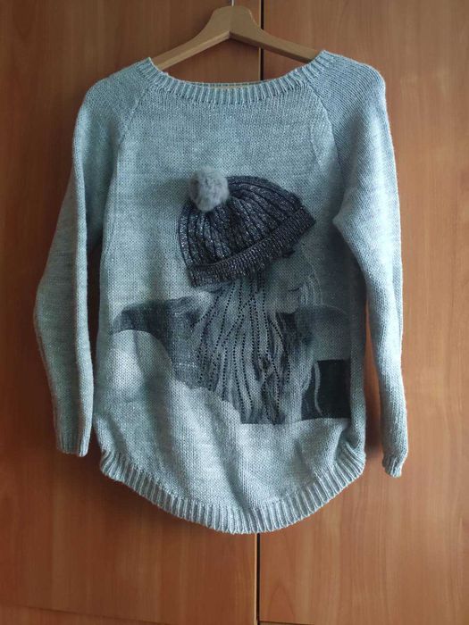 Uroczy szary sweterek damski z czapeczką i pomponem