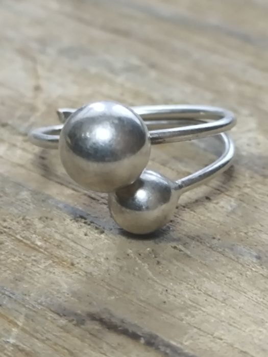 Stary srebrny pierścionek kule . Vintage