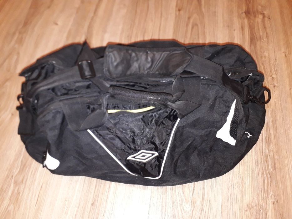 Duża i pakowna torba sportowo  turystyczna UMBRO.