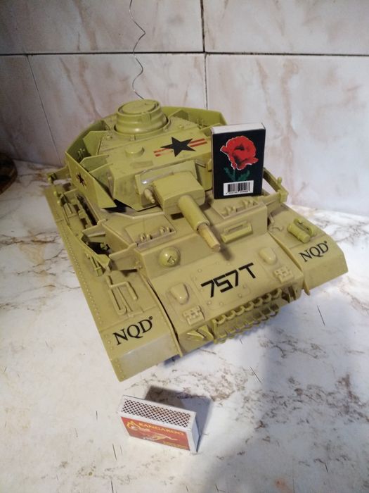 Игровой танк в рабочем сост.на пульте