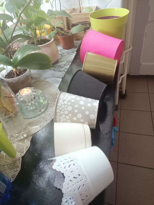 Duże plastikowe osłonki na doniczki