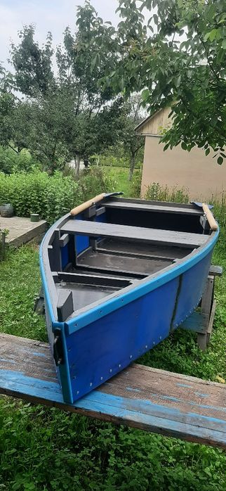 Човен з веслами дерево пластик