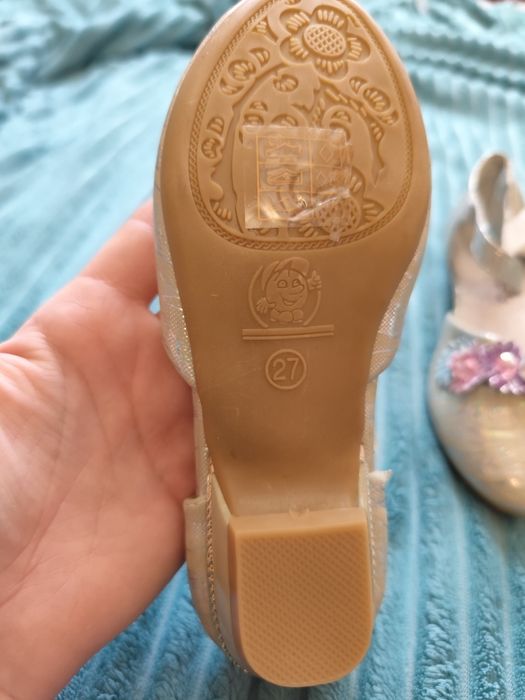 Продам детские туфли