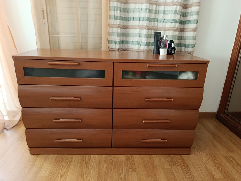 Cómoda de 4 gavetas design moderno