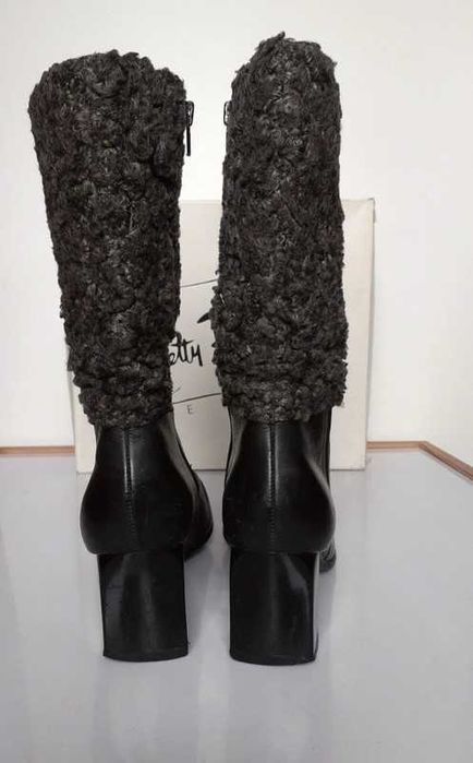 Buty ze skóry i imitacją karakuł, na lakierowanym obcasie.