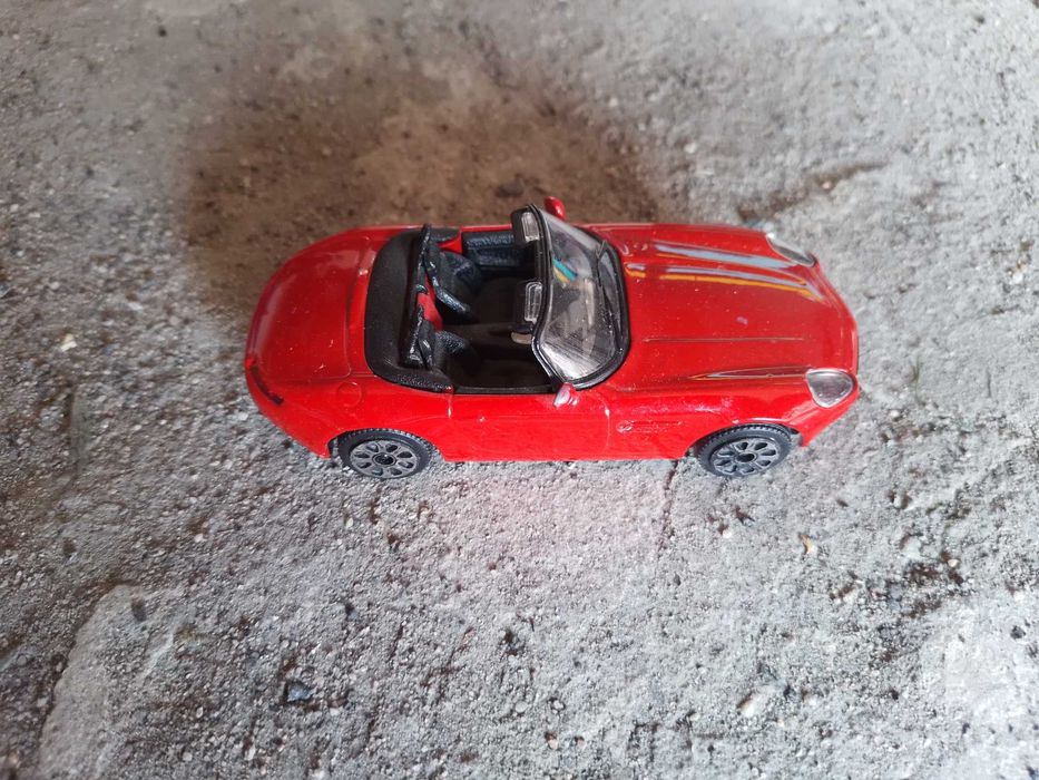 BMW Z8; Bburago 1:43