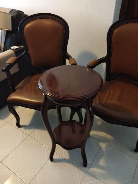 Vende-se duas poltronas e uma mesa de apoio