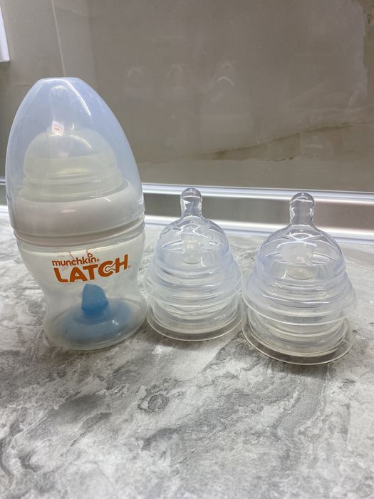 Антиколиковая бутылочка Munchkin Latch с набором сосок