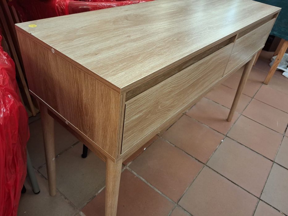 Consola de madeira clara