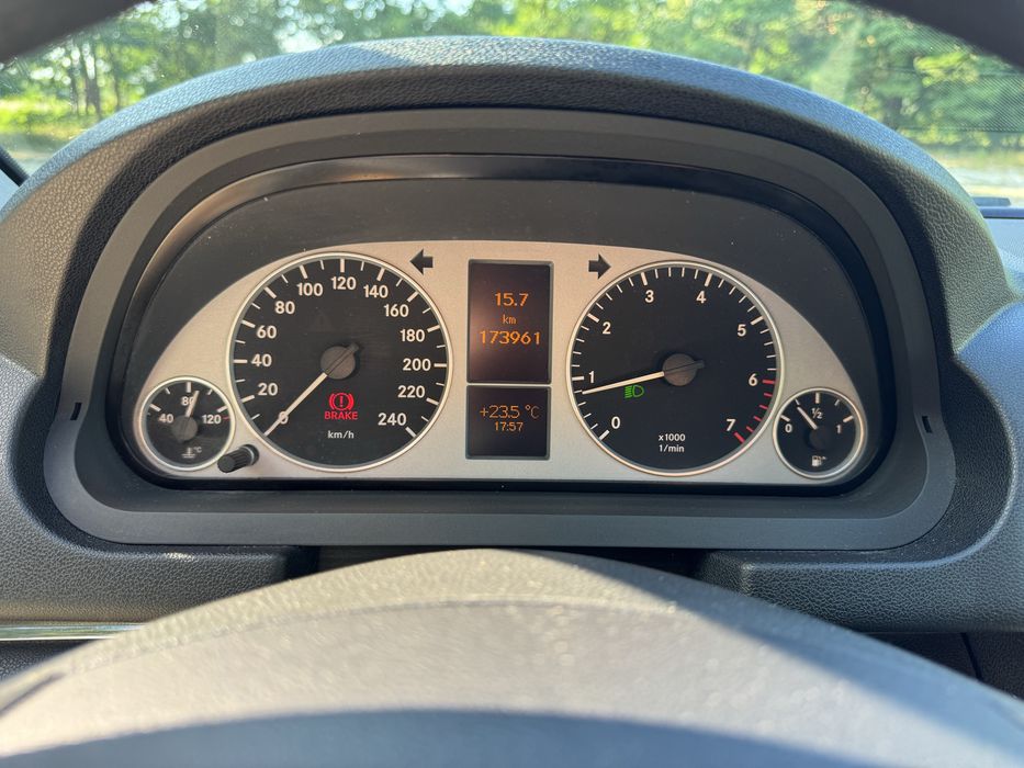 Mercedes-Benz  B200