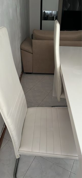 Mesa mas 4careiras esta em bom estado com algumas marcas de uso