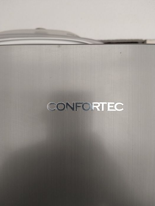 Frigorífico Side-by-Side da Confortec (estilo americano, com duas portas verticais), em inox.