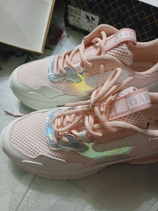 Женские кроссовки. Новые.