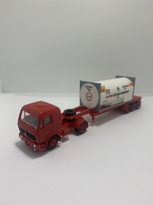 Miniatura Mercedes com reboque da marca Herpa escala H0 1/87