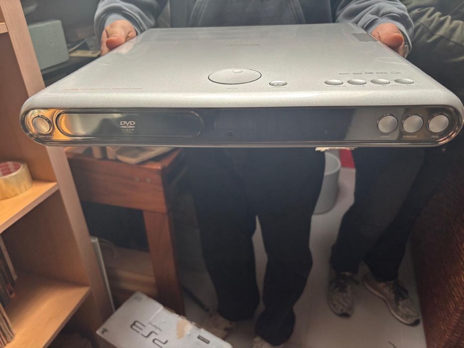 leitor dvd philips juntamente com caixa de dvd