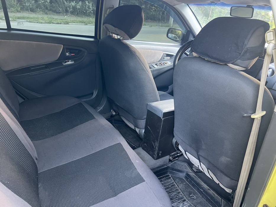 GEELY MK жовтого кольору