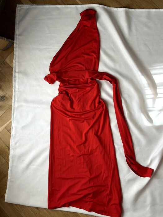 Червона сукня на одне плече