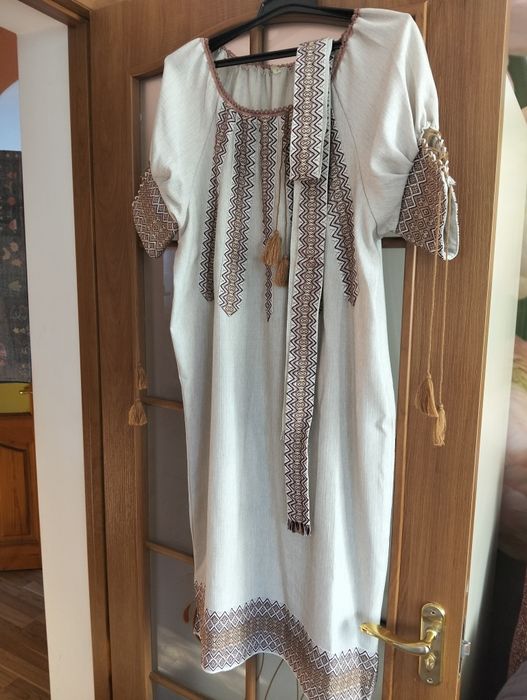 Вишите лляне плаття