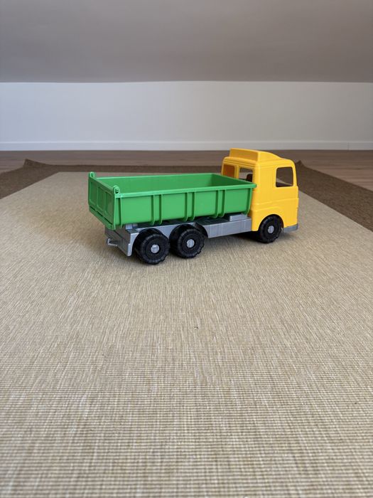 Conjunto de Brinquedos de Construção: Camião e Trator.