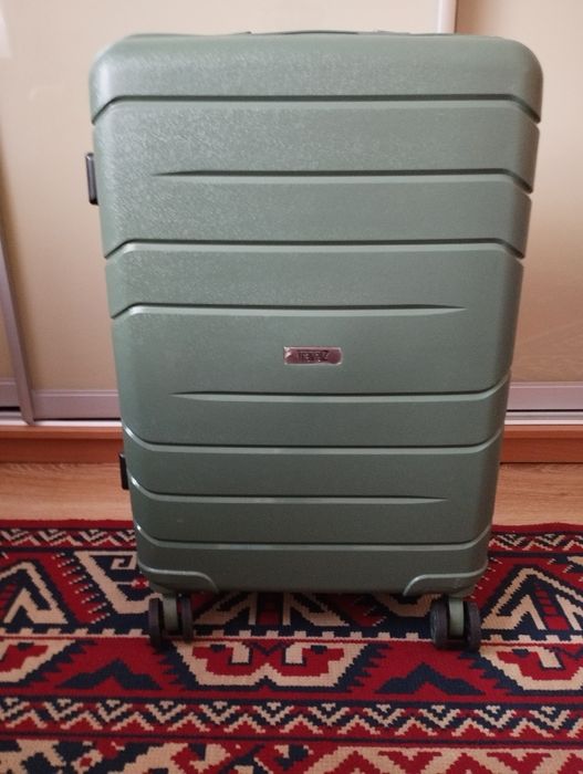 Валізи дорожні різні.