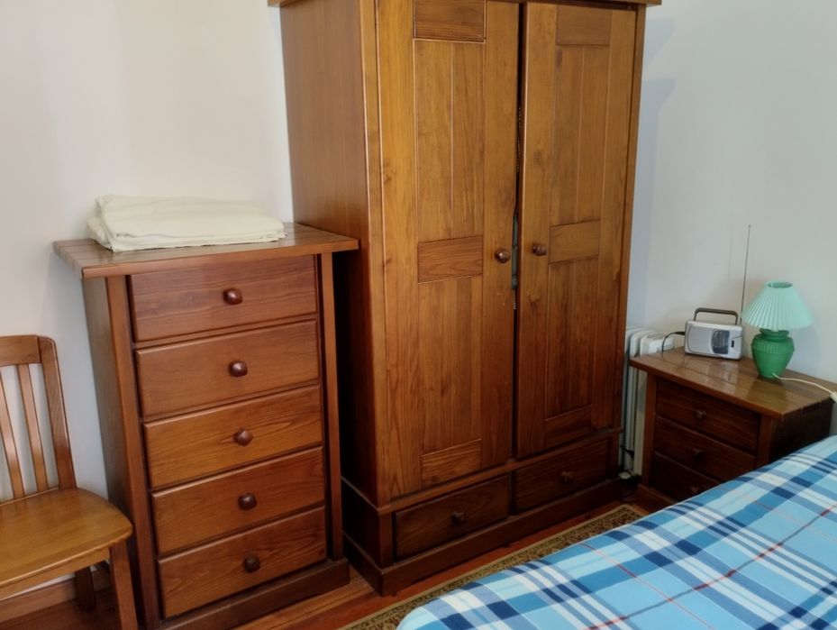 Arrenda-se quarto com cama de  casal,  com o senhorio.