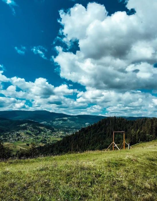 Продаж земельної ділянки з будинком в горах..