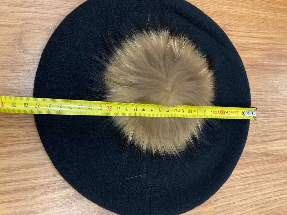 Beret czarny z puszkiem