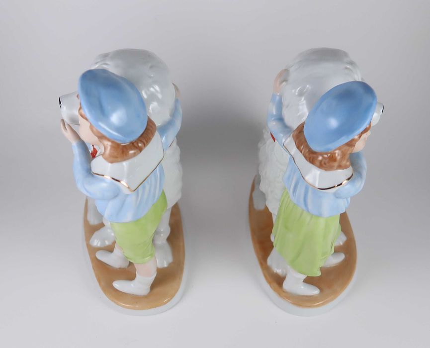 Par esculturas em porcelana - Cães Menino e Menina
