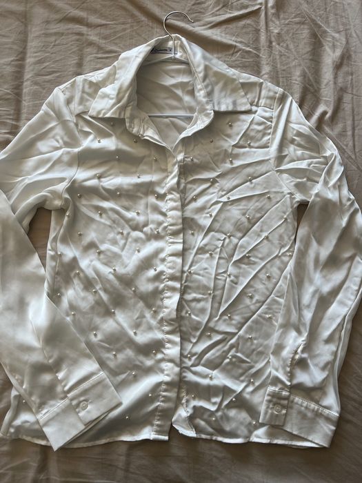 Camisa cetim branca com pérolas