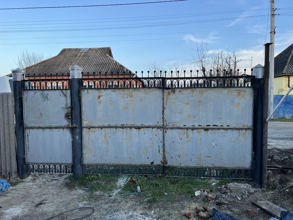 Ворота зі стовпами і хвірткою