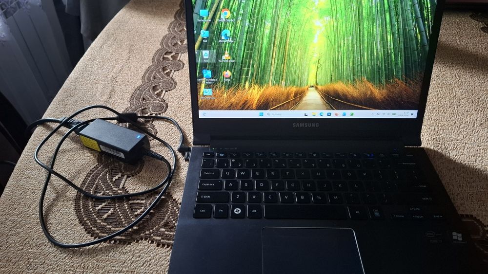 Lekki Laptop Ultrabook Samsung Series 9 | Intel i7 | 512 GB SSD | Windows 11 | Zasilacz