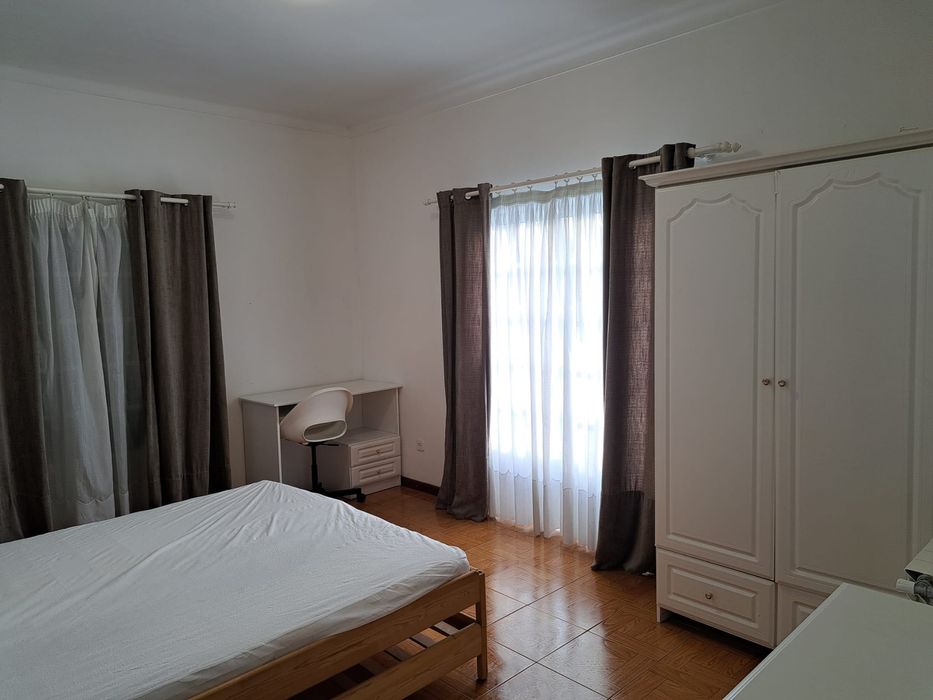 Quarto grande, numa casa excelente