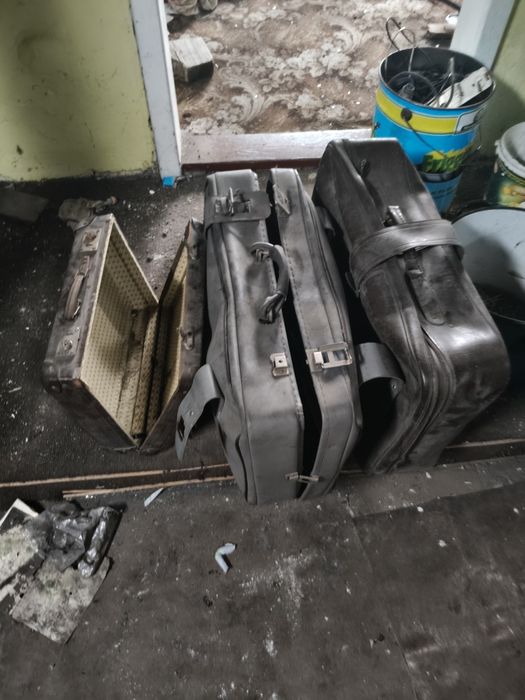 Dwie walizki skórzane jedna drewniana