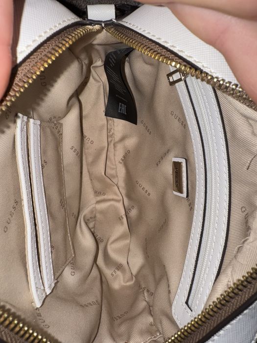 Torebka crossbody Guess Kamryn brązowa biała