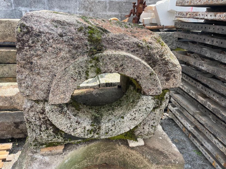Pias e piramides em granito