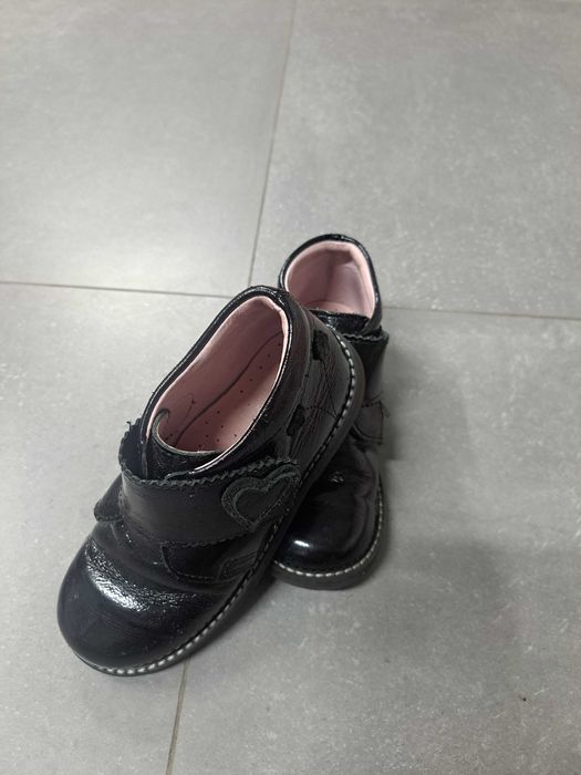 Bota preta menina