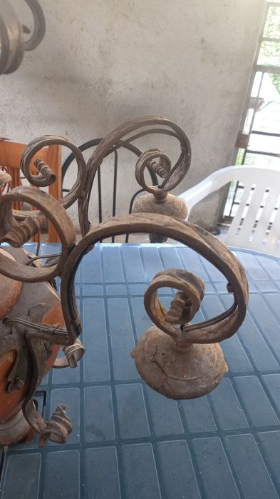 Candeeiro  antigo muito trabalhado em metal  ,60  cm altura  ,largura , e com 6 velas,