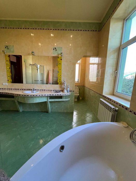 Продаж маєтку в парковій зоні