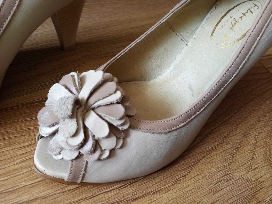 Czółenka beżowe Filipczyk nowe 36