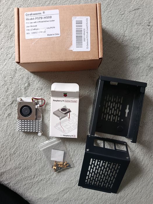 комплект для Raspberry Pi 5 від бренду Geekworm (модель P579-H500), який включає металевий корпус та офіційний активний охолоджувач.
