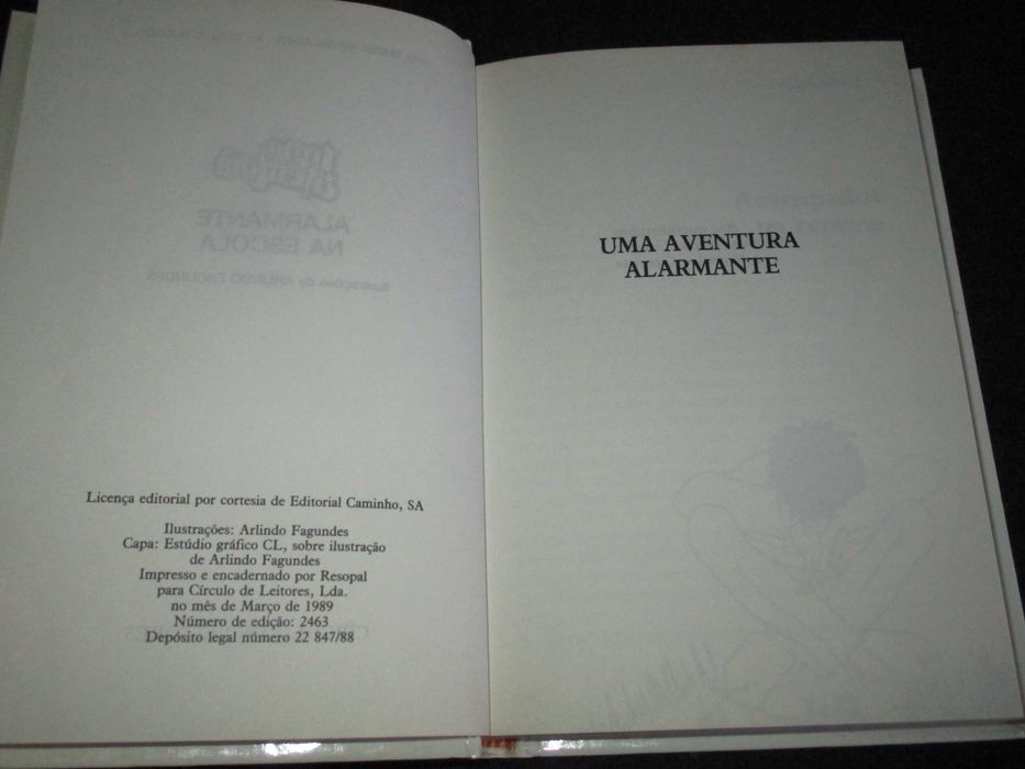 Livro Uma Aventura Alarmante Na Escola Duplo