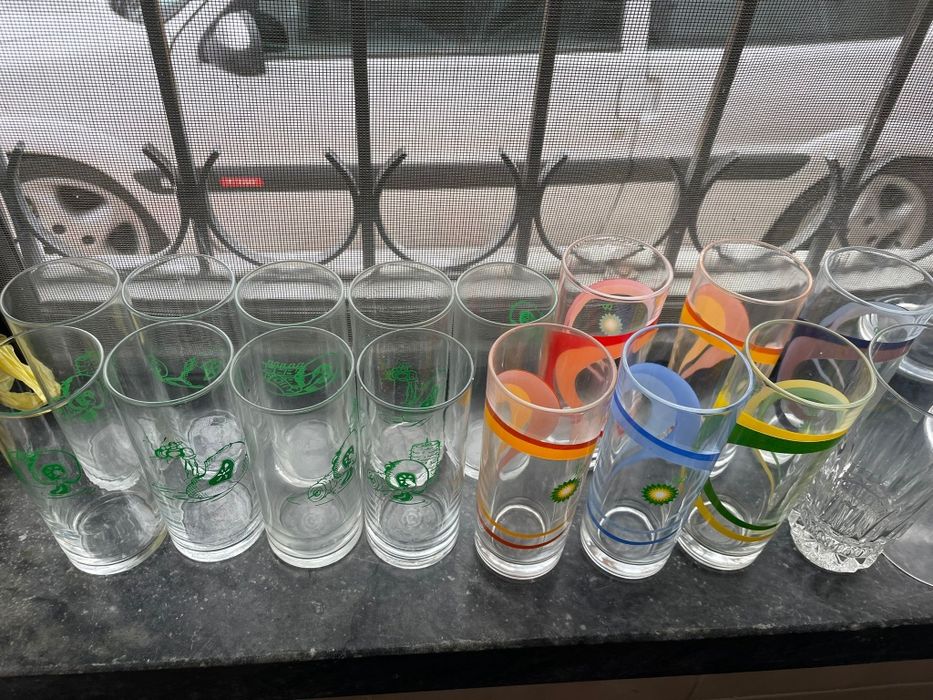 Vendo decoração variada, copos e pratos antigos