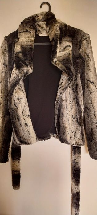 Casaco em pêlo preto e cinza