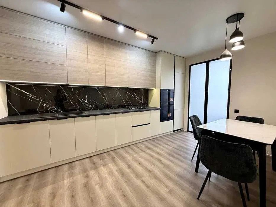 Продаж 2-кім. квартири 75 м.кв., в. Тролейбусна