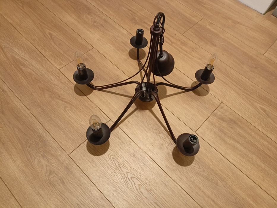 Lampa sufitowa w stylu rustykalnym