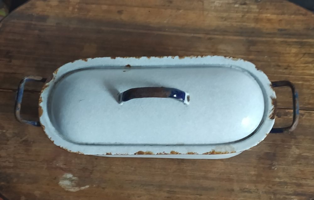 Panela em porcelana esmaltada muito antiga
